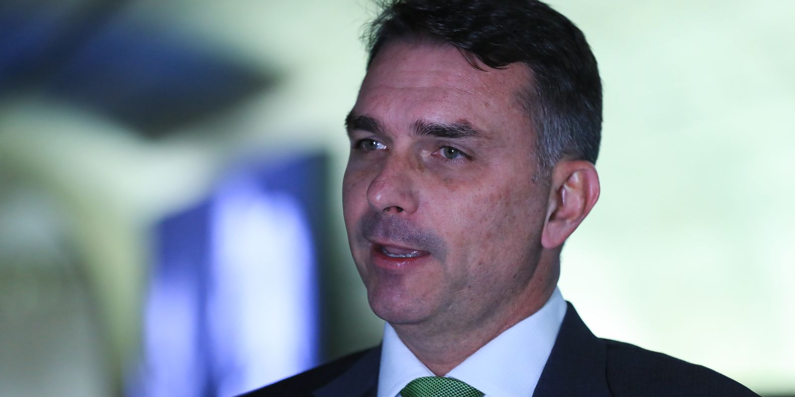 Deputados acionam órgãos de controle para abertura de investigação sobre elo entre Flávio Bolsonaro e Daniel Vorcaro