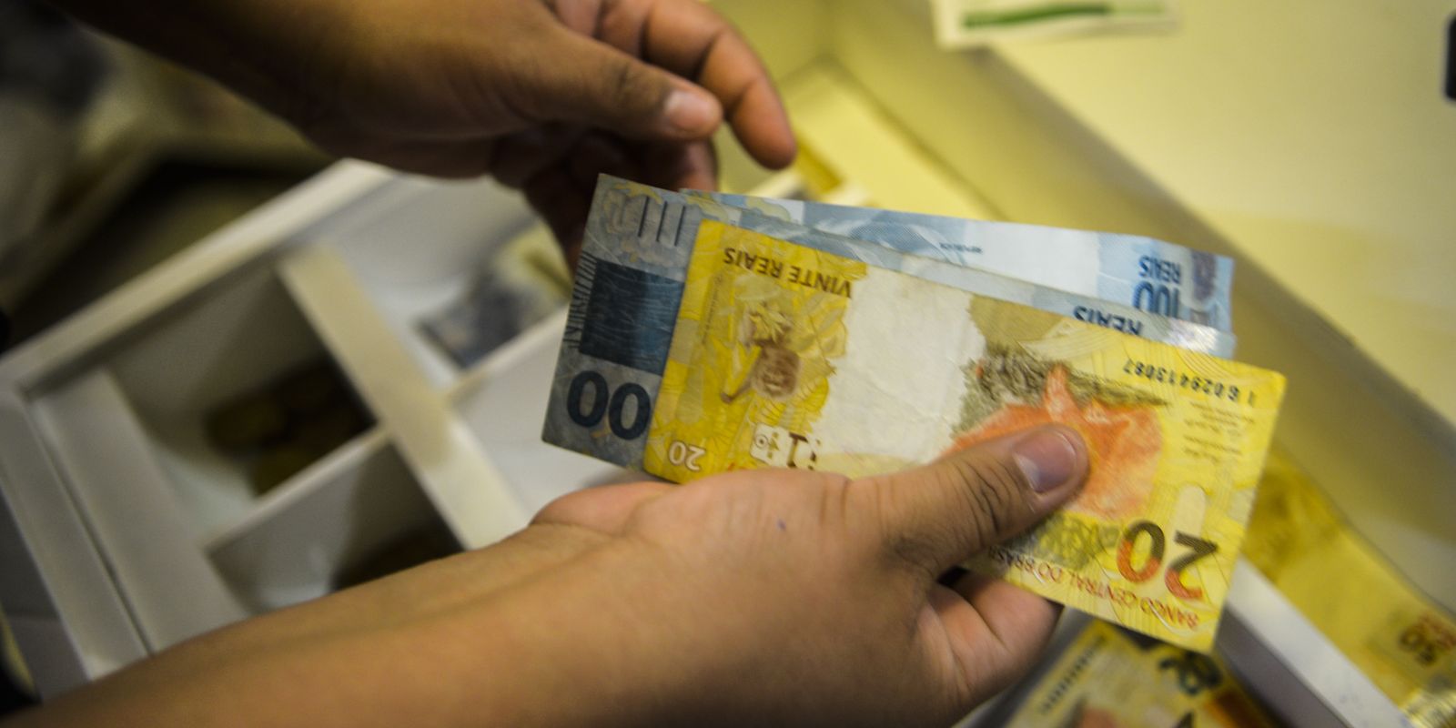 Rendimento médio do trabalhador atinge recorde em 16 estados e no DF
