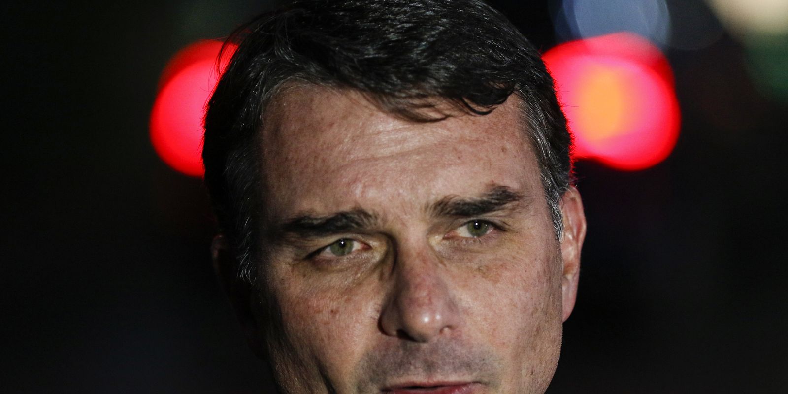 Flávio Bolsonaro admite cobrança a Daniel Vorcaro, do Banco Master, e nega crime
