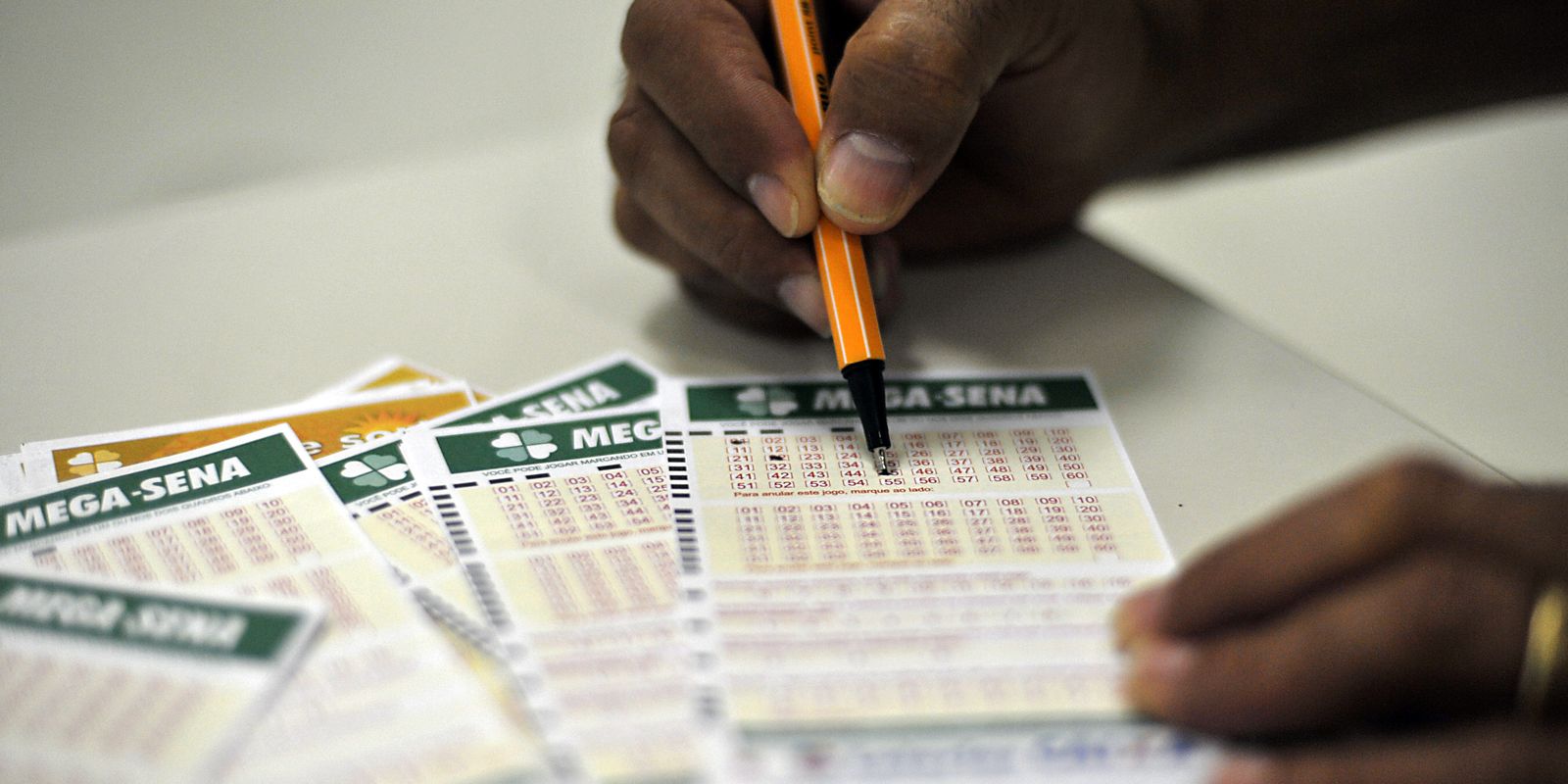 Mega-Sena acumula e sorteio de sábado pode pagar R$ 65 milhões