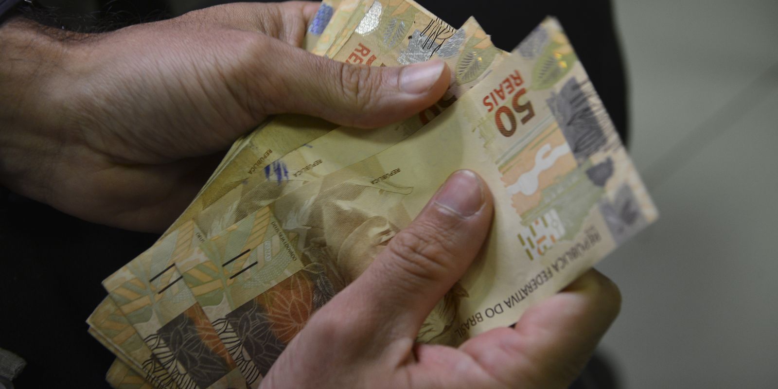 Poupança tem retirada líquida de R$ 476,4 milhões em abril, com Selic influenciando investidores