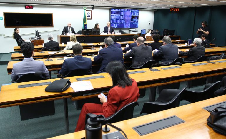 Setor empresarial defende corte de encargos trabalhistas e critica fim da escala 6x1