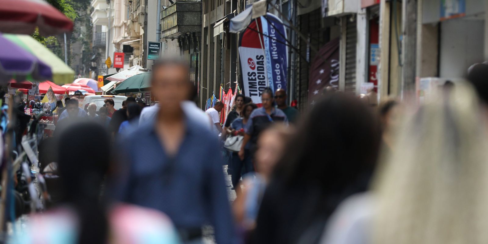 Taxa de desemprego de pretos é 55% superior à de brancos, segundo o IBGE