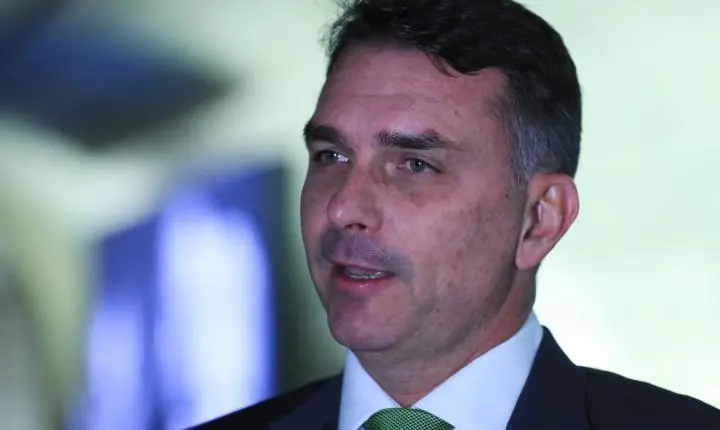 Deputados acionam órgãos de controle para abertura de investigação sobre elo entre Flávio Bolsonaro e Daniel Vorcaro