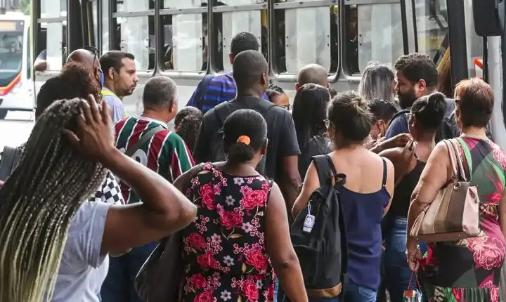 O desemprego mais longo recua 21,7% e atinge o menor nível histórico, revela IBGE