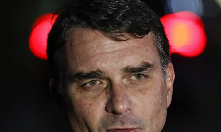 Flávio Bolsonaro admite cobrança a Daniel Vorcaro, do Banco Master, e nega crime