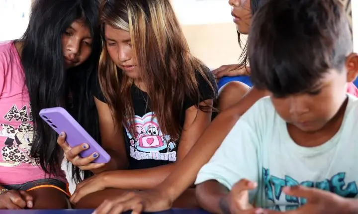 Desinformação e acesso à internet: estudo revela desafios em periferias brasileiras