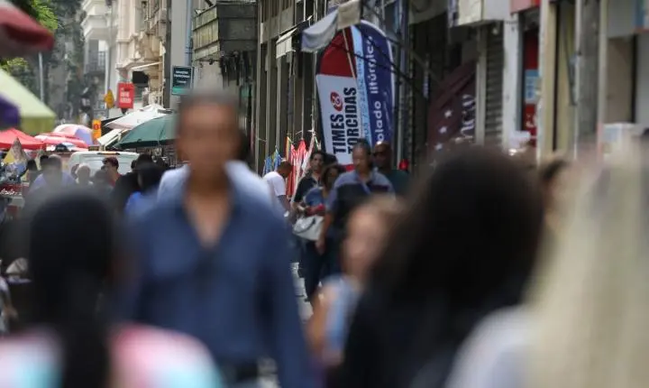 Taxa de desemprego de pretos é 55% superior à de brancos, segundo o IBGE